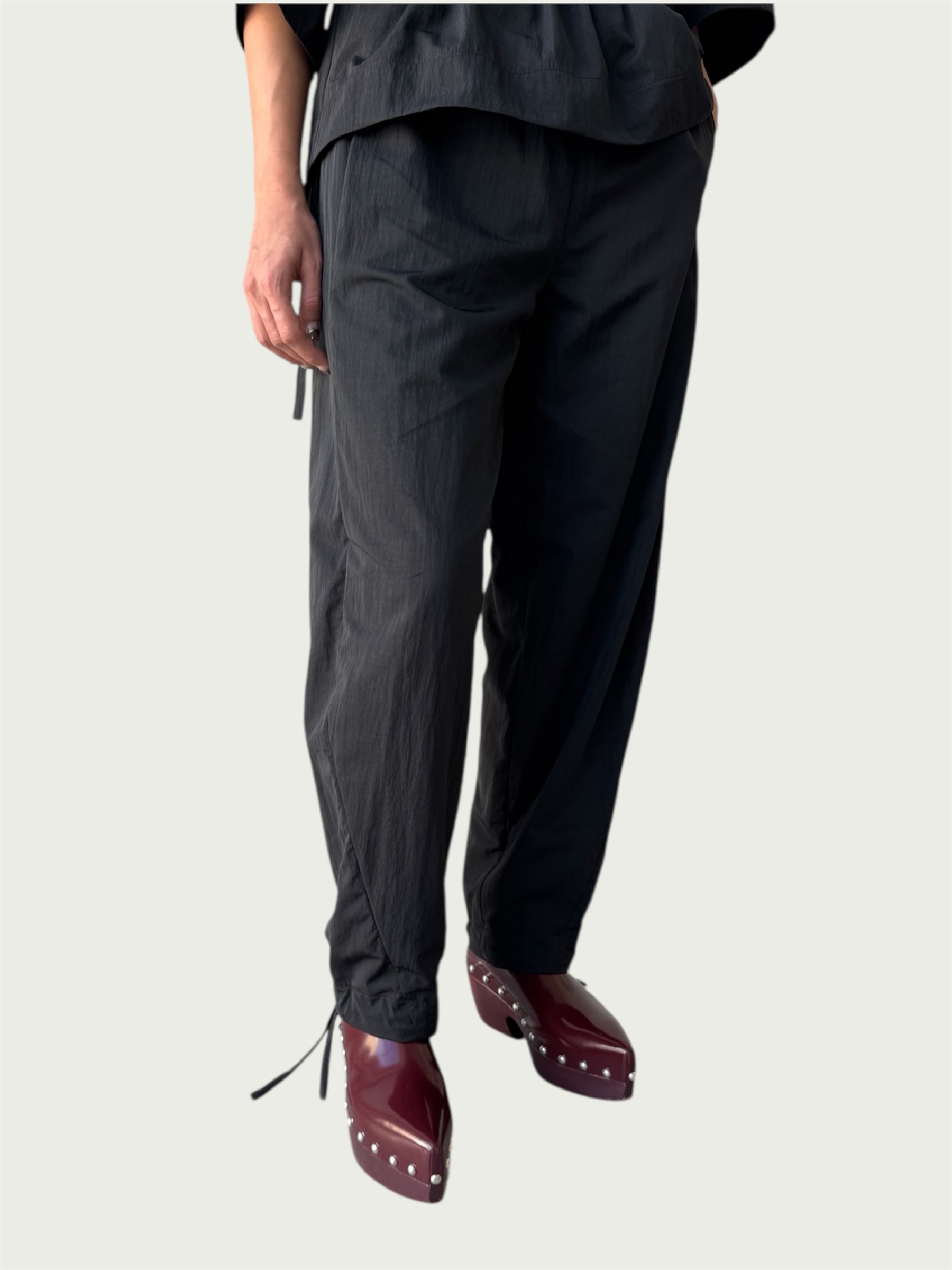 Airloom Integral Balloon Pants in Muted Black – Hoi Bo